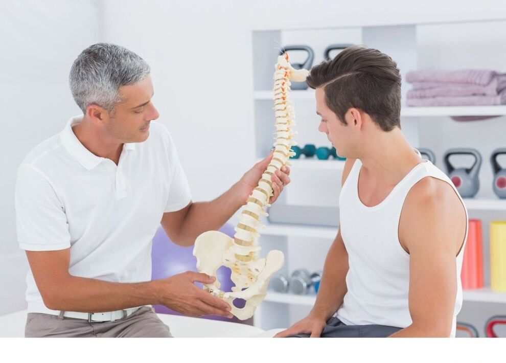 Le médecin montre au patient l'arthrose de la colonne vertébrale